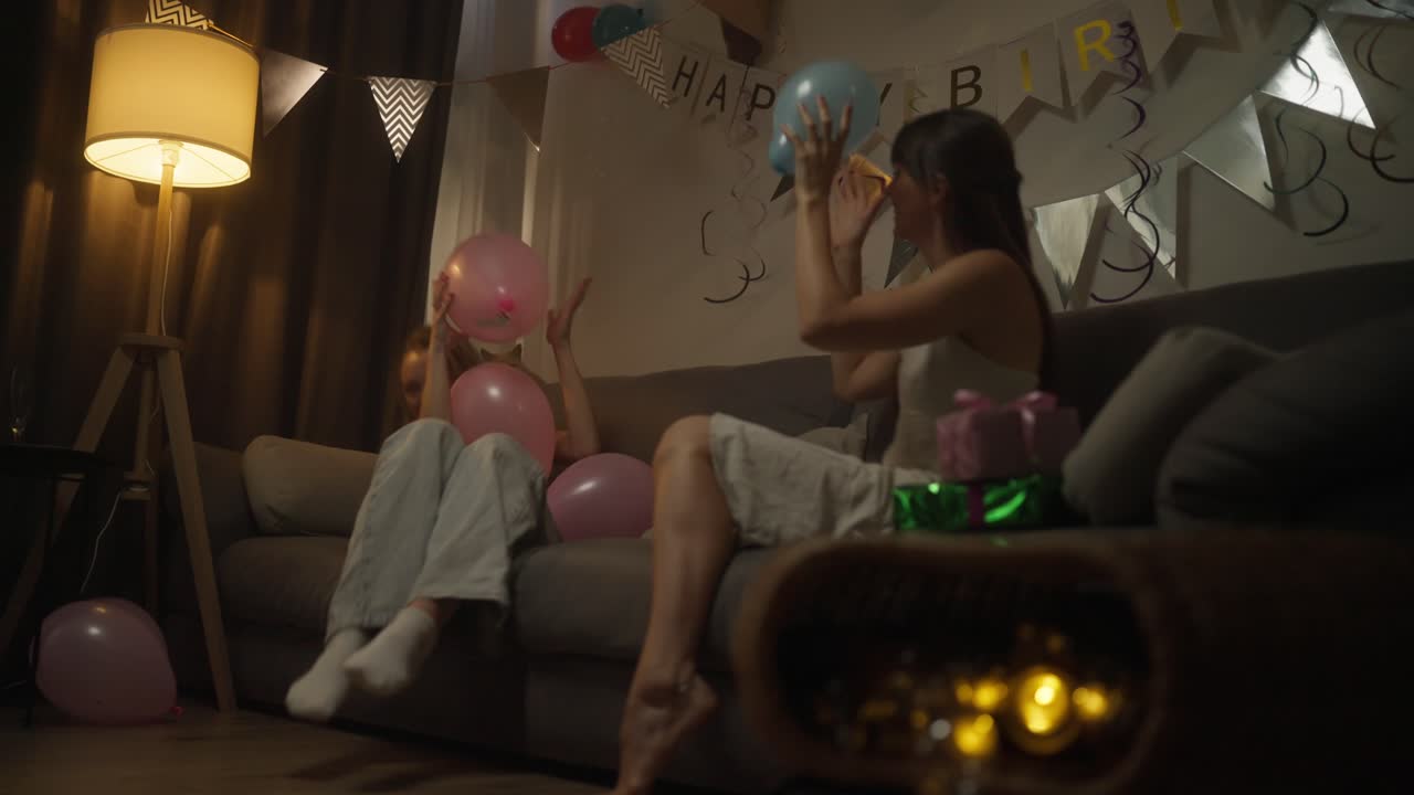 친구들이 집에서 생일을 축하하고 있습니다.