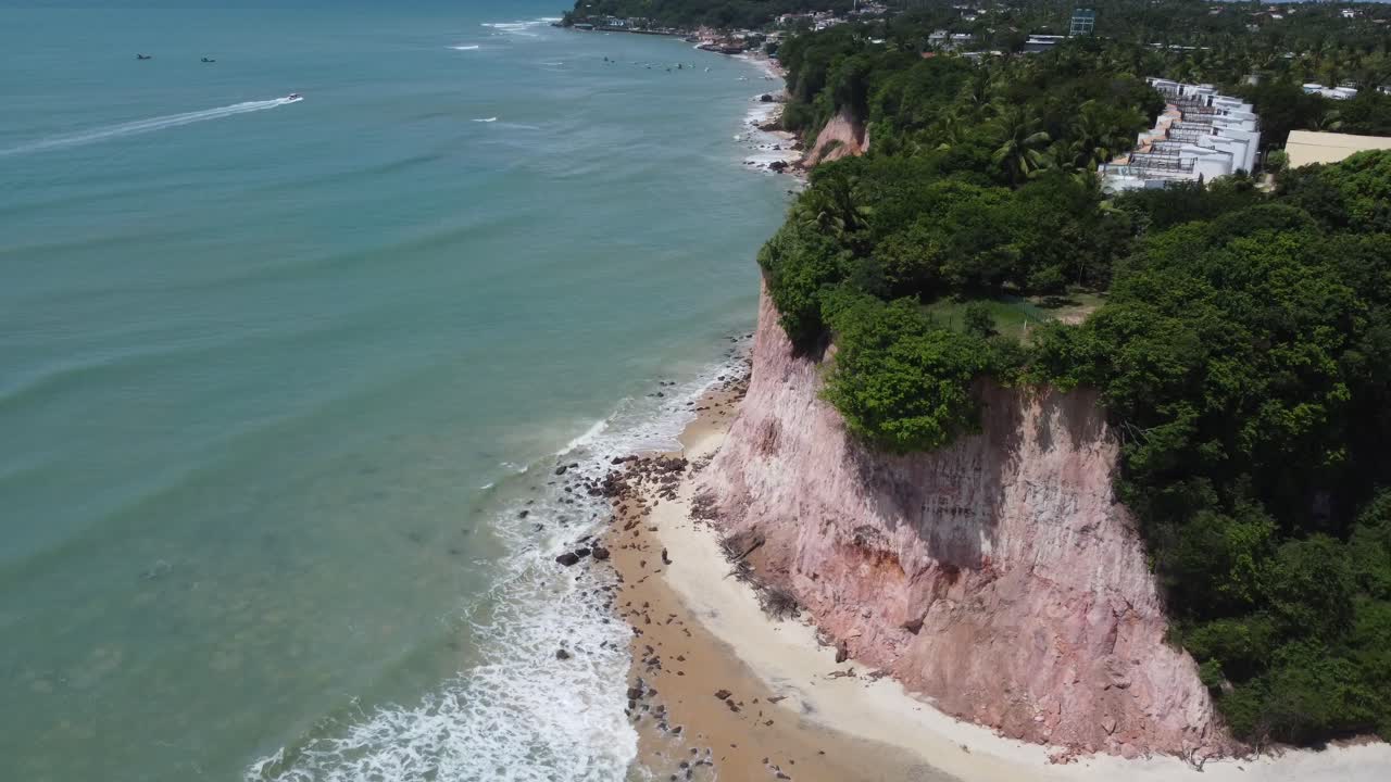 colorida playa brasileña junto al acantilado en el desierto del noreste durante la marea alta