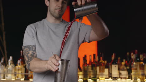 barman die een cocktail bereidt.