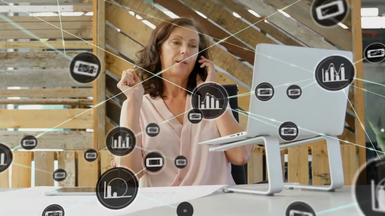 animazione di una rete di icone digitali su una donna anziana caucasica che parla allo smartphone in ufficio
