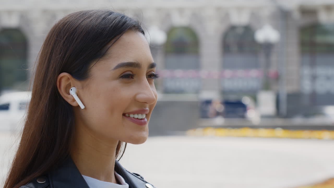 mulher a desfrutar de café ao ar livre