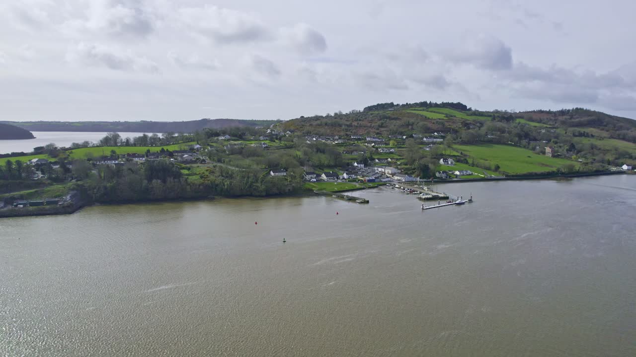estuario de waterford irlanda avión no tripulado se acerca al pueblo de cheekpoint con la salida del estuario en el fondo y el mar céltico