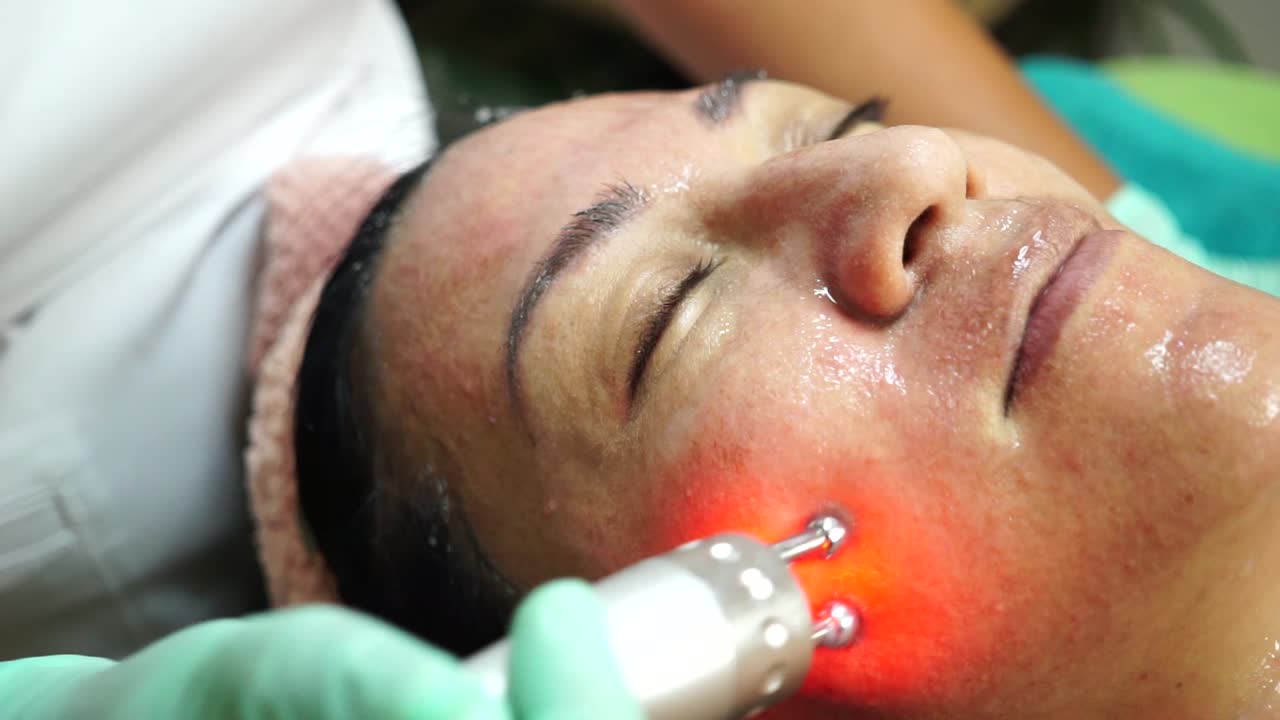 행복한 매력적인 여성은 얼굴에 스킨케어 크림을 바르고, 건강한 여성은 안면 크림으로 수건을 감싸고, 건강한 피부 관리 개념