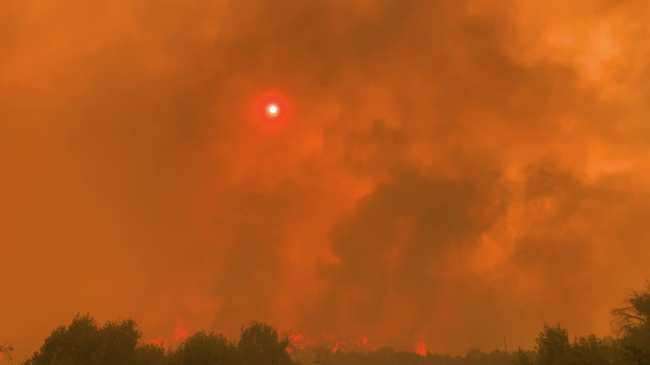 고지대 도로에 서서 붉은 태양을 바라보며 위험한 산불 연기 - pov shot