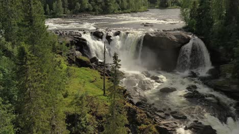 La-Cascada-Ristafallet-En-La-Parte-Occidental-De-Jamtland-Está-Catalogada-Como-Una-De-Las-Cascadas-Más-Hermosas-De-Suecia.