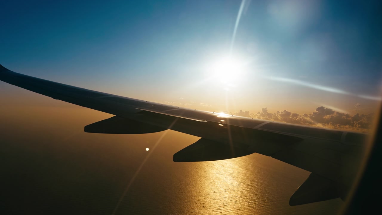 Céu Colorido ao Nascer do Sol Sobre a Asa do Avião