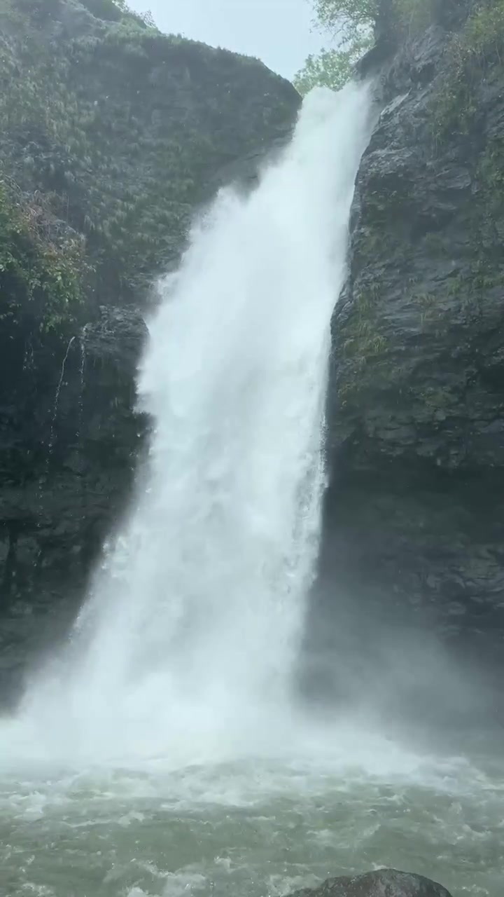 Cascata della Valle di Ahupe in uno splendido 4K verticale durante la stagione dei monsoni