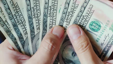 pintura roja en billetes de 100 dólares estadounidenses