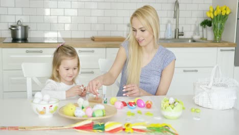 Charming-mother-and-daughter-coloring-eggs