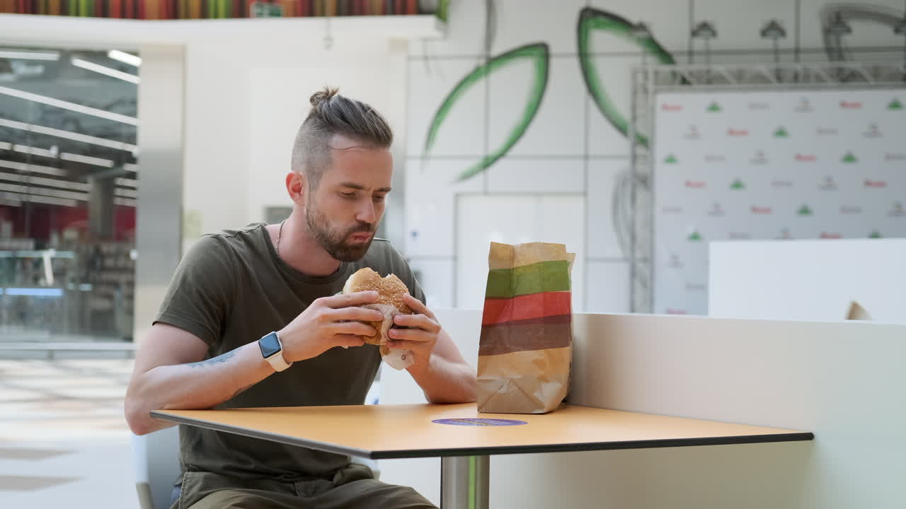 쇼핑몰 음식 법원에서 햄버거를 먹는 남자