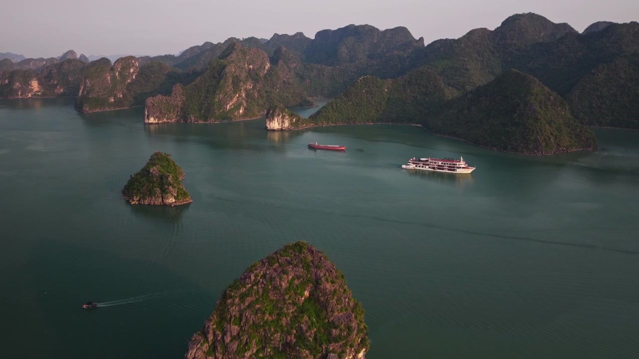 Vietnam Cruiseschip, Boot, Ha Long Bay Eilandlandschap, Karstgebergte, Brede Luchtfoto, Reisweergave.