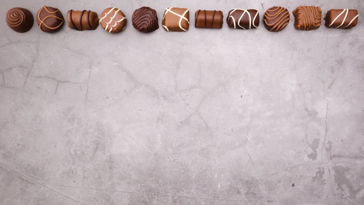 왼쪽에서 오른쪽으로 이동하는 상단에 있는 다양한 초콜릿 - 움직임을 멈추십시오