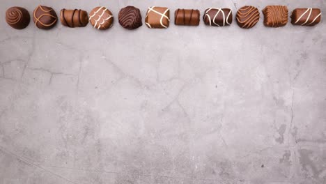 varios chocolates en la parte superior se mueven de izquierda a derecha - detener el movimiento