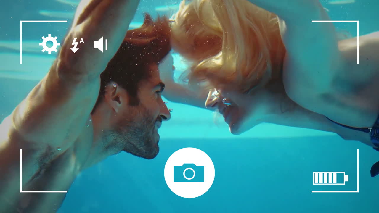 tomando fotos de una pareja con una cámara digital