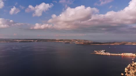 Video-De-Drone-Hiperlapso-De-Malta,-área-De-Mellieha,-Volando-Hacia-Gozo-Y-Mostrando-El-Hermoso-Paisaje-En-Una-Tranquila-Tarde-De-Otoño