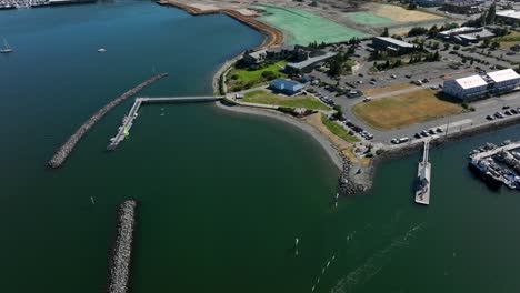 Drone-shot-of-Seafarer's-Memorial-Park-on-a-warm-summer-day