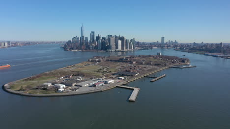 Una-Vista-Aérea-Del-Puerto-De-Nueva-York-En-Un-Día-Soleado-Con-Cielos-Azules-Y-Sin-Nubes