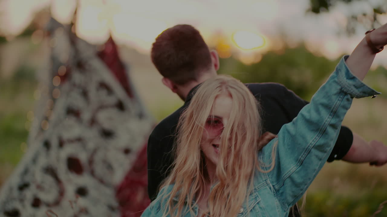 황혼 야외에서 춤을 추는 정력적인 커플 3