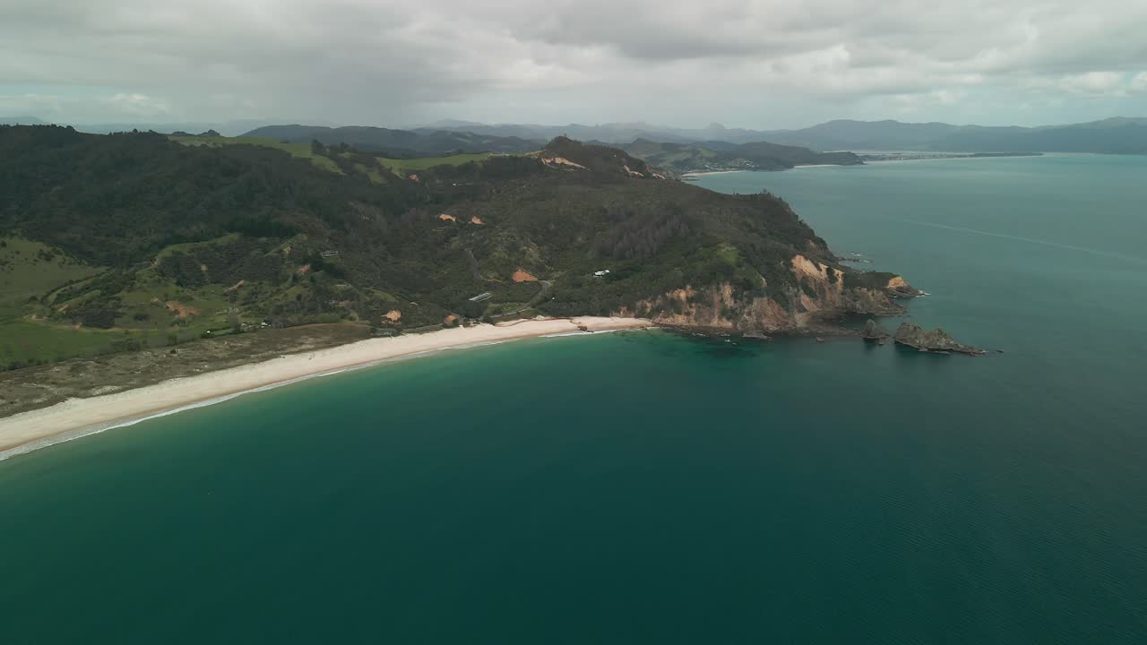 drone llegando a tierra lentamente en una playa en nueva zelanda