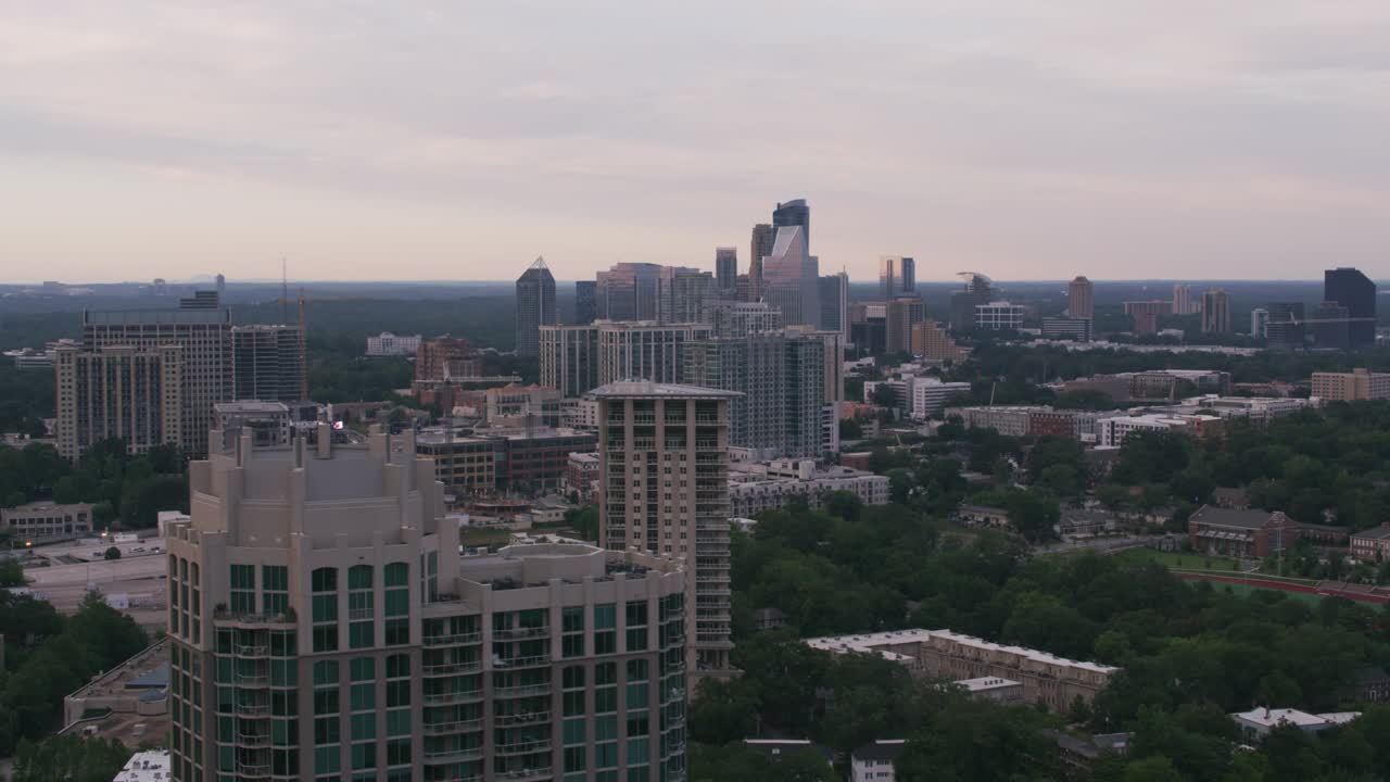 una fotografía aérea diurna del centro de atlanta.