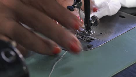 costurera cosiendo tela blanca en una máquina de coser