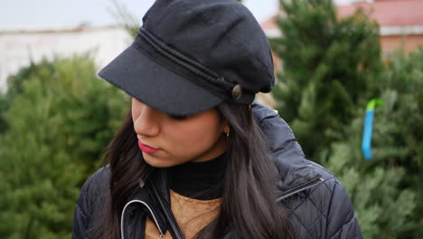 Una-Hermosa-Mujer-Hispana-Comprando-En-Un-Lote-De-árboles-De-Navidad-Con-Coníferas-Verdes-De-Abeto-Douglas-En-Un-Vivero-Botánico-De-Vacaciones