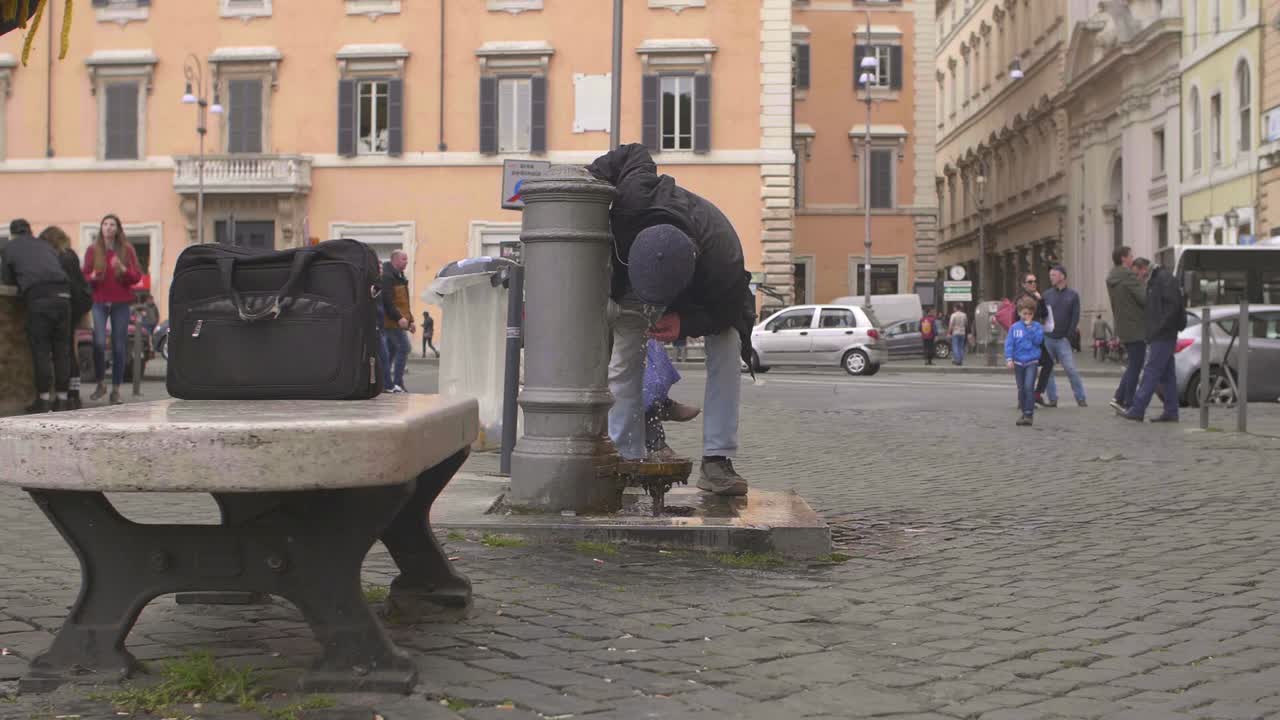 분수대에서 마시는 남자