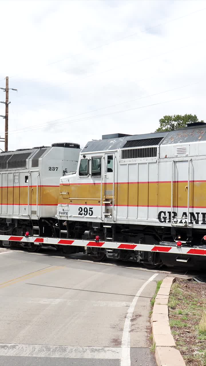 Treno del Grand Canyon che attraversa un passaggio a livello con luci lampeggianti
