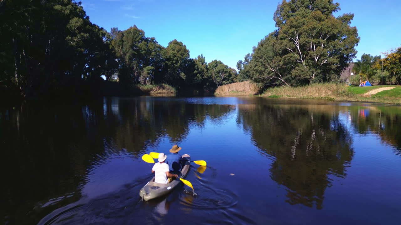 naturaleza, kayak y avión no tripulado vista de hombres juntos
