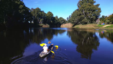 naturaleza, kayak y avión no tripulado vista de hombres juntos