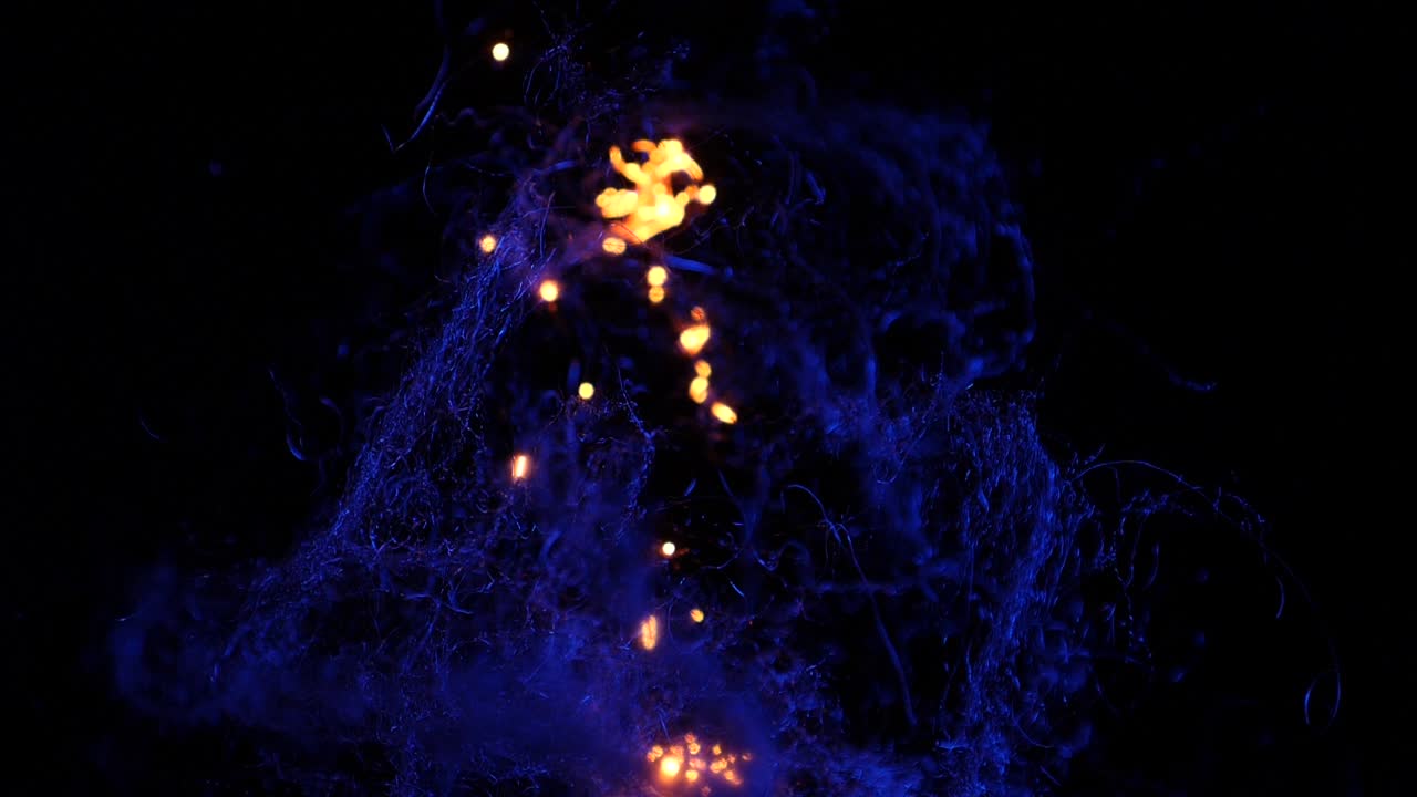 macro de lana de acero quemada desde arriba sobre fondo azul