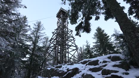 Low-Angle-Aufnahme-Des-Turms-Von-Mérelle-In-Gérardmer,-Frankreich