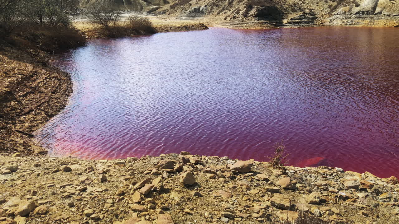 tono rojo de las aguas en wheal maid - laguna contaminada de cornualles en marte en inglaterra