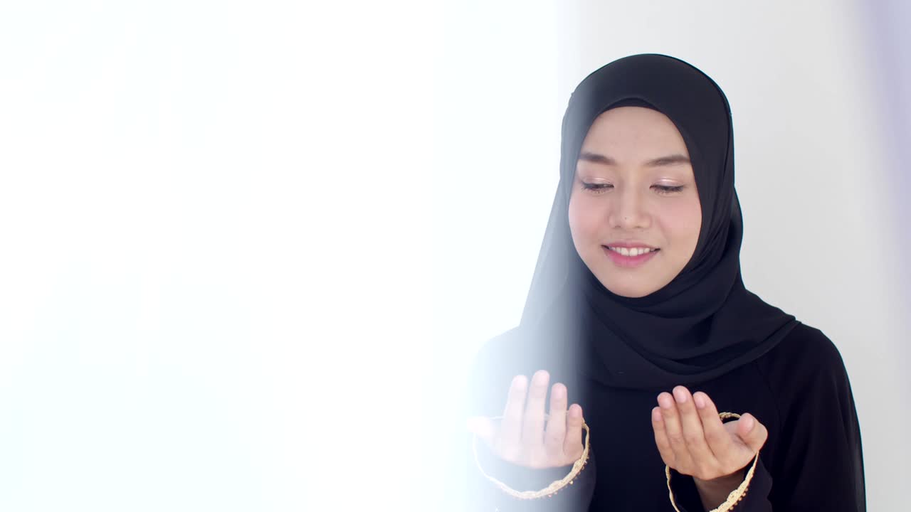 행복한 젊은 이슬람 여성이 이슬람 신앙으로 기도하고 있습니다.