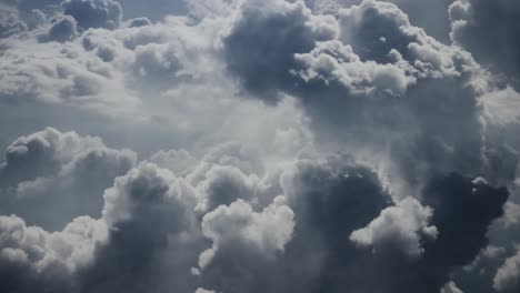 nubes gruesas de 4k sobre el cielo y tormenta