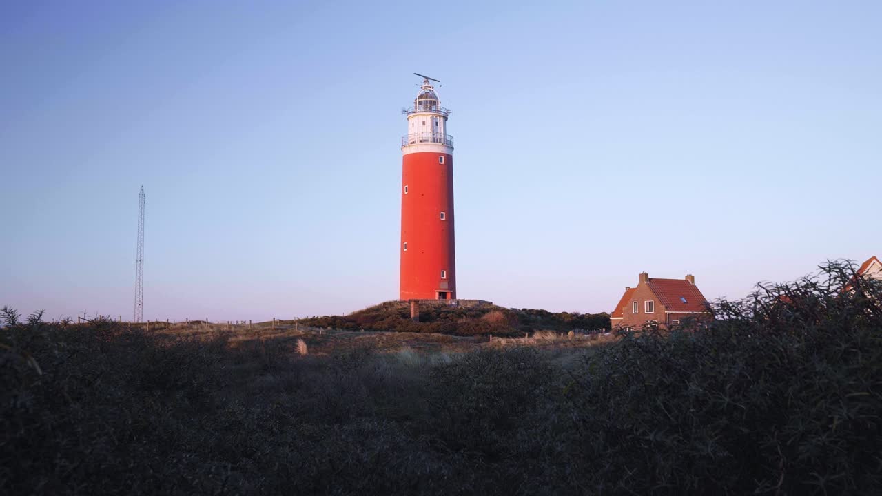 un faro rojo, tiro brillante