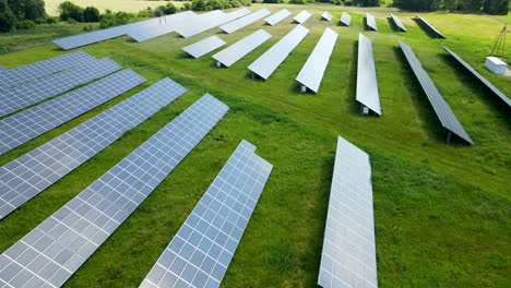 Paneles-Solares-En-Los-Campos-Verdes---Estación-De-Energía-Fotovoltaica-En-Gdansk,-Polonia