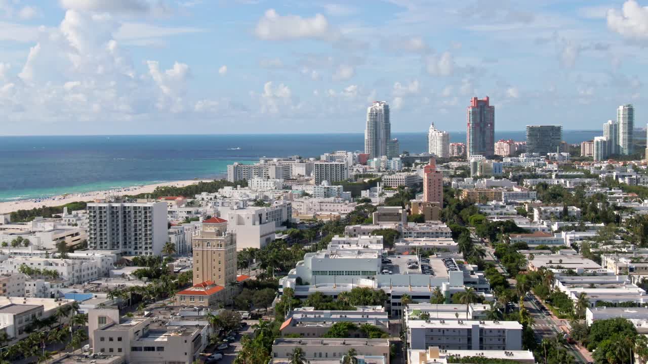 Maestosi isolati della città di Miami vicino alla costa sabbiosa dell'Atlantico, vista aerea
