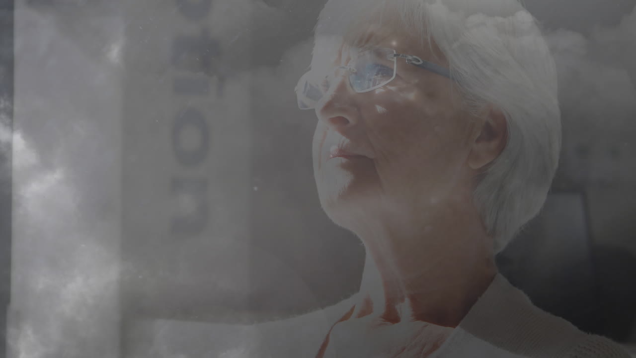 animación de una mujer caucásica mayor preocupada sosteniendo su cabeza con un rayo llamativo