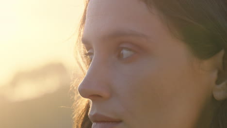 retrato en primer plano de una mujer hermosa disfrutando de una tranquila puesta de sol explorando la espiritualidad mirando hacia arriba orando contemplando el viaje con el viento soplando el cabello