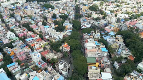 un primer plano de un dron en la ciudad de bangalore.