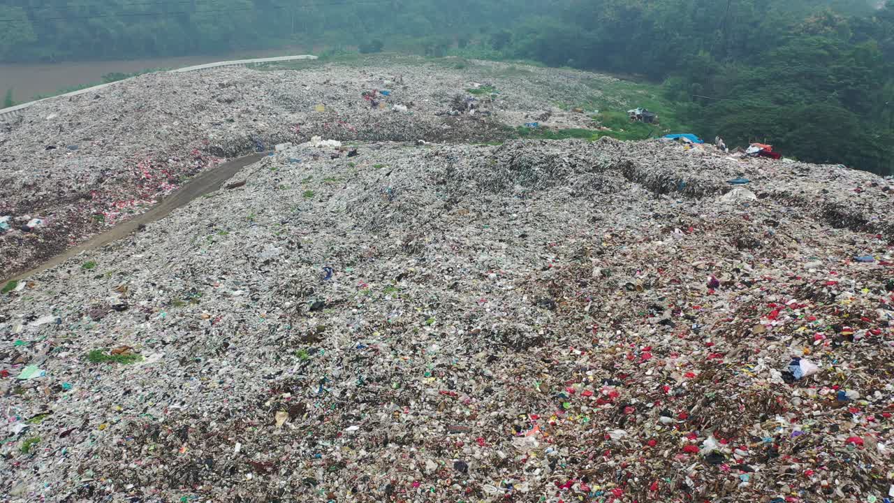 vista aérea de un gran vertedero con asentamientos