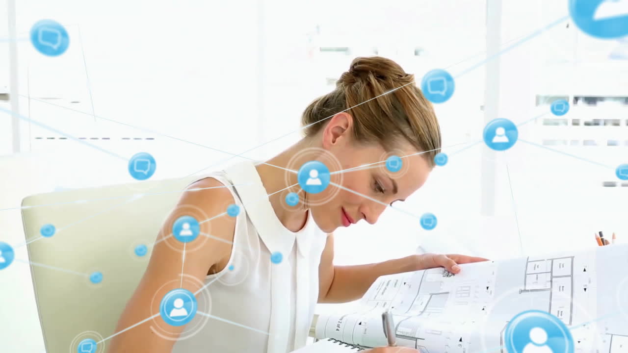 анимация сети связей с иконами над кавказской бизнесменкой в офисе