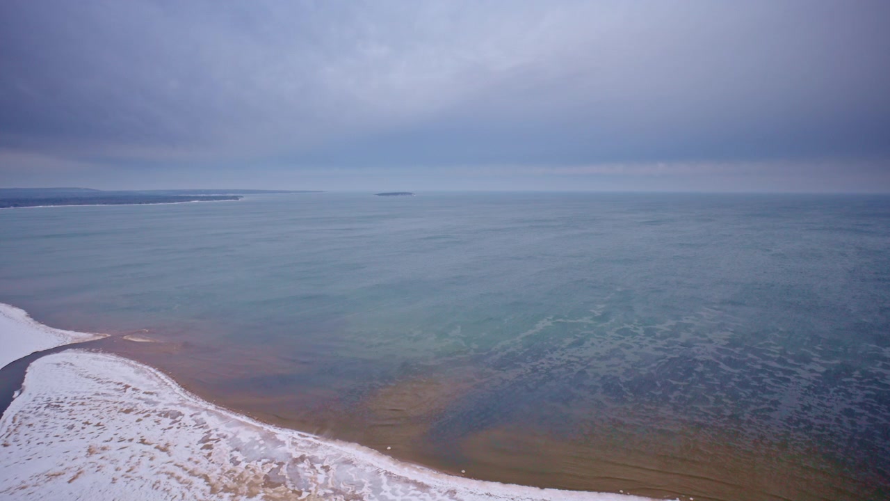 Dronebilde av kysten av Lake Superior om vinteren