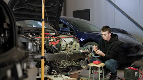 reparación del sistema eléctrico de un automóvil en un garaje