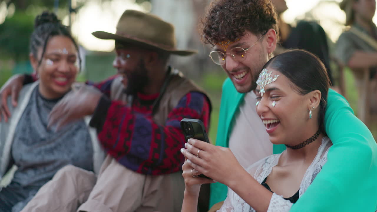 amigos acampando en el festival con el teléfono