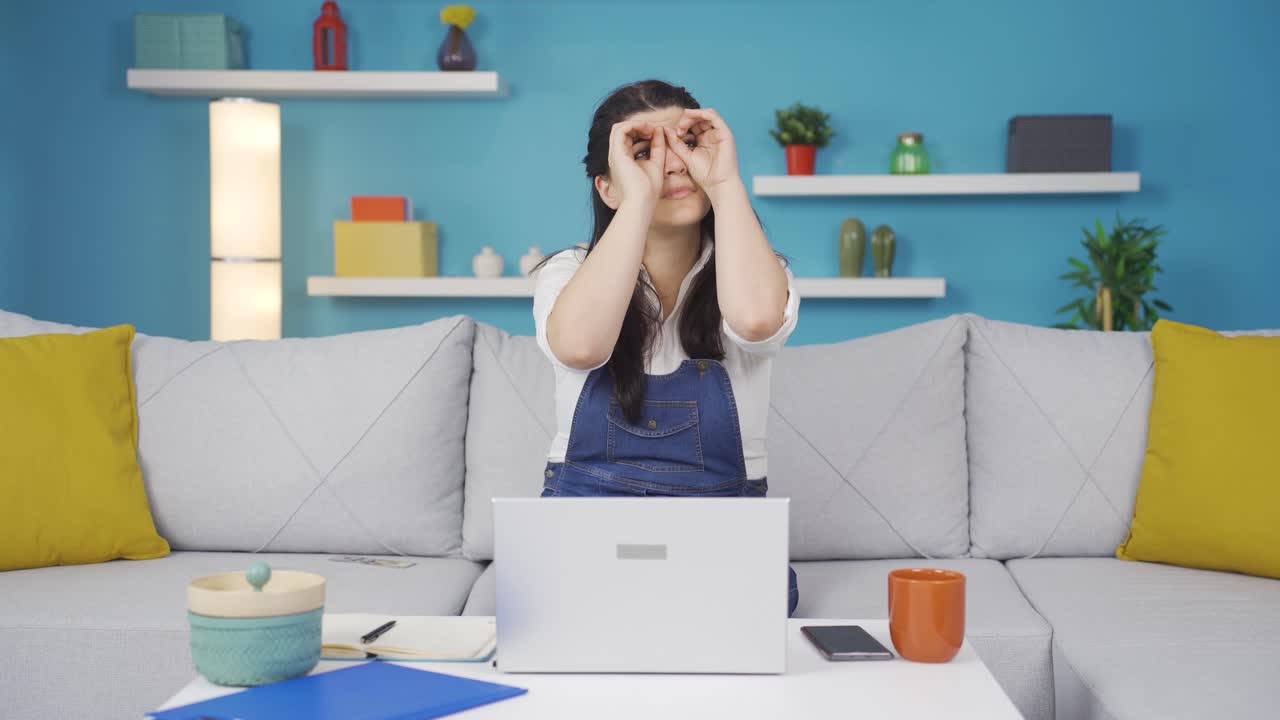 ⁇ 안경을 쓴 여자가 멀리 쳐다보고 있습니다.