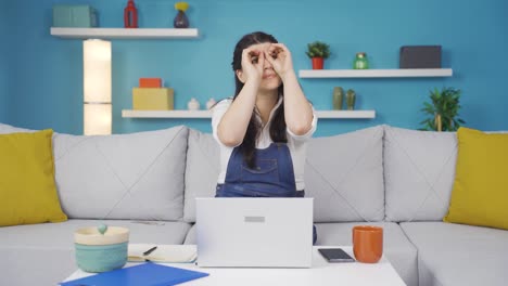 mujer con binoculares mirando hacia otro lado.