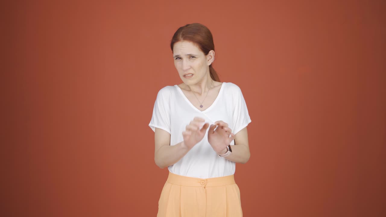 카메라를 보는 여성의 반응에 대한 두려움. 겁쟁이 여성.