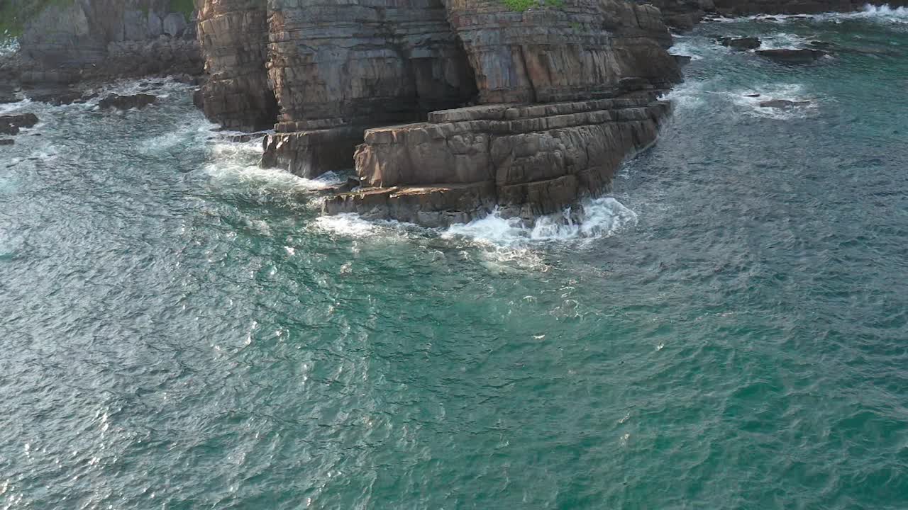 белый песчаный пляж с горой на острове вьетнам-3